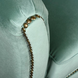 Кресло Tresor отделка ткань кат. 6, ножки темный орех, декоративные гвоздики состаренное золото