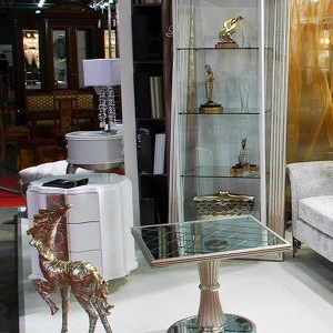 Приставной столик отделка сусальное серебро, покрытое лаком шампань, зеркало