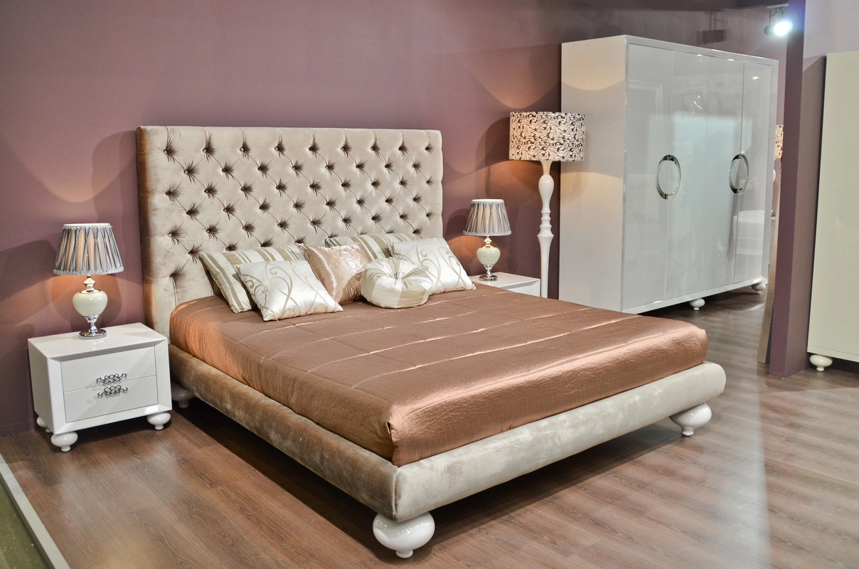 Кровать с решеткой отделка белый блестящий лак, ткань бежевый велюр от FRATELLI BARRI, FB.BD.PL.43