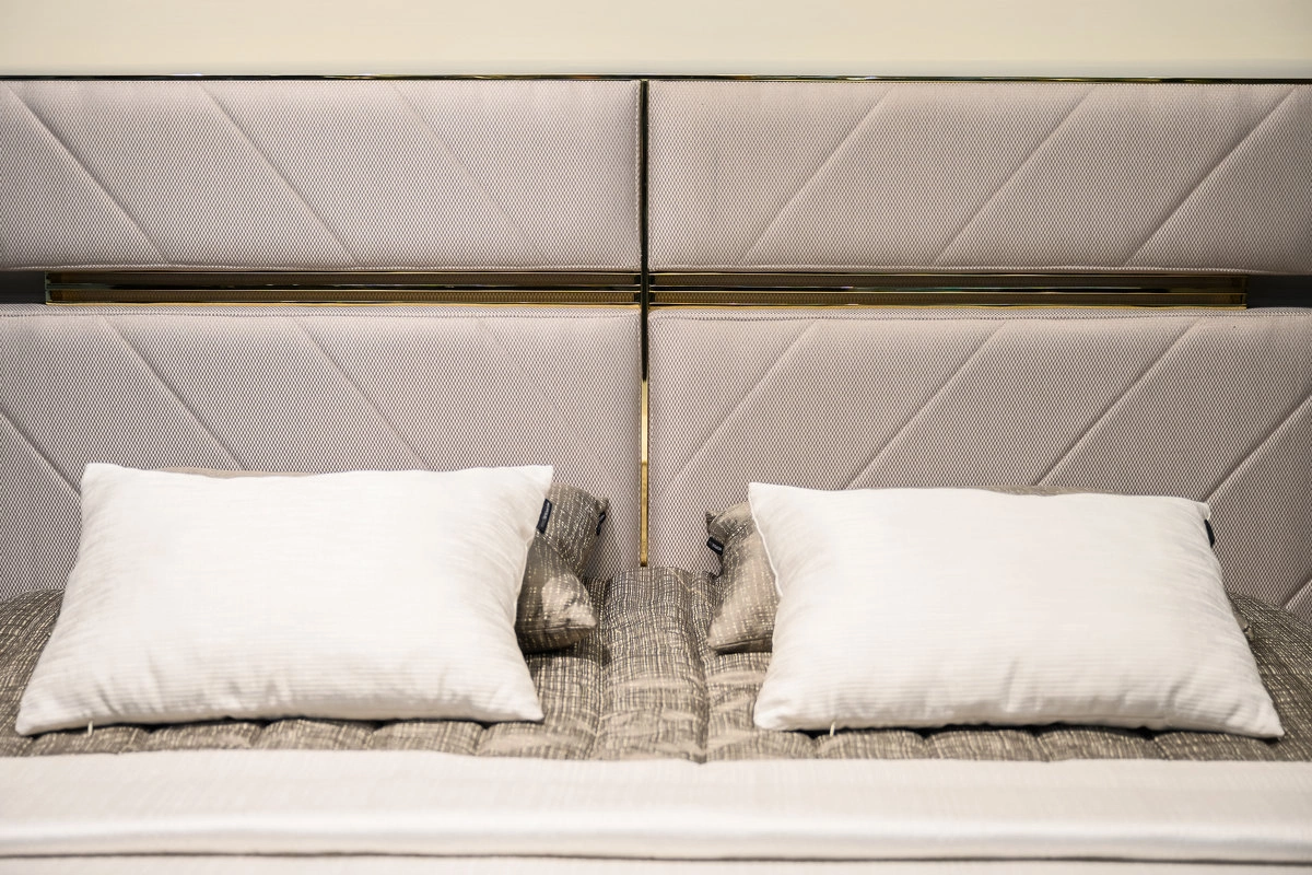 Кровать с решеткой Claire отделка ткань кат. 2, глянцевый эвкалипт, цвет металла золото от FRATELLI BARRI, FB.BD.CR.9