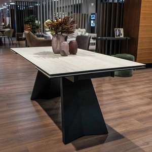 Обеденный стол отделка закаленное стекло с керамикой, черный металл