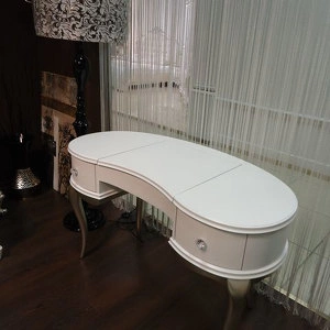 Туалетный столик отделка белый матовый лак, сусальное серебро, покрытое лаком шампань